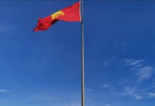 На площадь «Ала-Тоо» привезли детали флагштока для главного флага страны