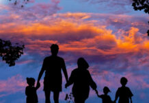 Кыргызстанда Аталар жана Энелер күндөрү белгиленет. Мыйзамга кол коюлду