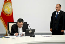 Кыргызстанда сентябрдан тарта дарыгерлердин маянасы 50 %га жогорулайт. Президент жарлыкка кол койду