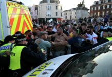 Беспорядки в Англии. Кыргызстанцев просят воздержаться от поездок в Британию