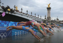 Триатлонисты госпитализированы после купания в Сене в Париже