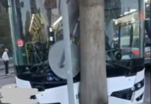 В Бишкеке новый экспресс-автобус врезался в столб. По факту ДТП мэр создал комиссию