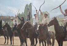 На южном берегу Иссык-Куля прошел зрелищный фестиваль «Салбуурун»