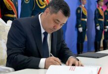 Президент коомдук башталышта иштеген бардык жардамчы жана кеңешчилерин бошотту