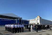 На площади Ала-Тоо состоялось торжественное поднятие флага на новом флагштоке