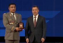 Садыр Жапаров наградил главу ГП «НК «Кыргыз темир жолу» орденом «Данк»