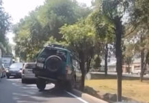 Автомобиль, который разбил бордюр на обочине дороги и проехал по газону, водворен на штрафстоянку