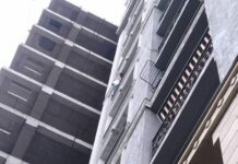 В Бишкеке спасатели отговорили мужчину, пытавшегося спрыгнуть с многоэтажки