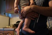 Трудовых мигрантов, оставивших детей без опекунов, предлагают штрафовать