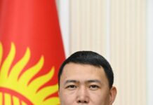 Пресс-секретарь президента Кыргызстана позвал швейников и строителей на родину