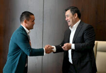 Садыр Жапаров өзбекстандык машыктыруучу Акмаль Хасановго унаа белек кылды