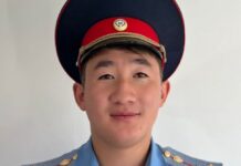 В Нарыне наградили милиционера, который спас женщину от мужа с ножом