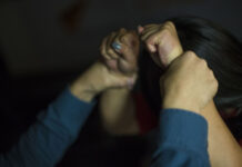 В Оше мужчина пришел на работу к бывшей жене и едва ее не убил