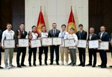 Президент күрөш боюнча дүйнө чемпионатында байгелүү орундарды ээлеген жаш балбандар менен жолугушту