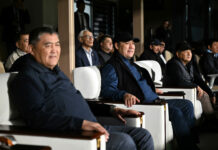 Садыр Жапаров Кыргызстан менен Өзбекстандын курамаларынын футбол беттешине катышты