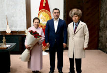 Садыр Жапаров мамлекеттик ишмер Апас Жумагулов менен жолугушту