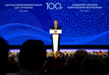 Президент Кыргызстандын сот тутумунун кызматкерлерин 100 жылдык мааракеси менен куттуктады