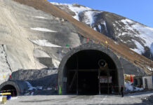 На автодороге Север — Юг из-за снежной лавины 10 машин застряли в тоннеле