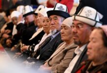 Садыр Жапаров кыргызстандыктарды Карылар күнү менен куттуктады