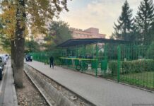 Бишкекте мектептердин биринде бомба изделүүдө, окуучулар эвакуацияланды