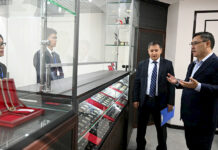 Садыр Жапаров посетил фирменный магазин по продаже золотых слитков «Кыргызалтын»
