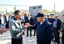 Ташиев вручил ключи от новых домов двум жителям Кара-Суу, пострадавшим от селей