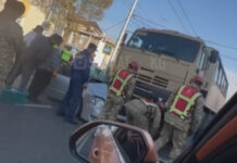 В Бишкеке КамАЗ Минобороны протаранил легковушку. Есть пострадавшие