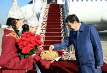 Казакстандын Мажилисинин төрагасы Кыргызстанга расмий сапар менен келди