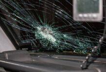 В Бишкеке водители не поделили дорогу. Один их них разбил лобовое стекло авто