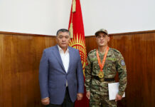 Ташиев встретился с сотрудником ГКНБ, призером V ВИК и чемпионом мира по греко-римской борьбе