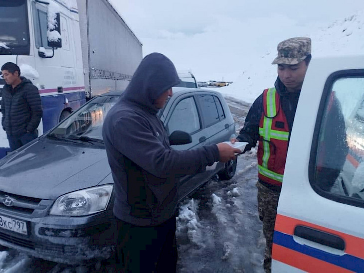 whatsapp image 2024 10 На перевале Тоо-Ашуу из-за пробок водителям раздают горячее питание  