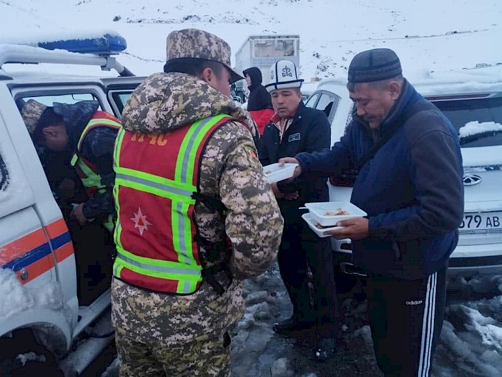 whatsapp image 2024 10 На перевале Тоо-Ашуу из-за пробок водителям раздают горячее питание  