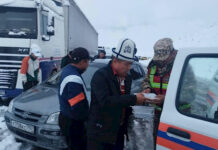 На перевале Тоо-Ашуу из-за пробок водителям раздают горячее питание