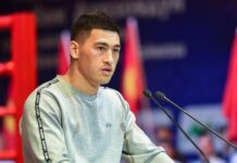 Дмитрий Бивол вручил денежный подарок тренеру нацсборной КР по боксу