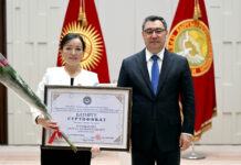 Президент вручил учителю года сертификат на квартиру