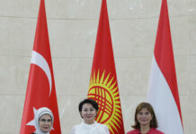 Кыргызстандын, Түркия жана Венгриянын биринчи айымдары мода көргөзмөсүнө катышты