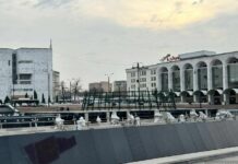 Ала-Тоо аянтына жаңы жылдык балаты орнотула баштады