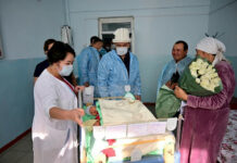 Ташиев подарил по квартире двум семьям, у которых родились тройняшки