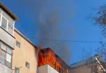 На Иссык-Куле милиционер спас двух детей из горящей квартиры