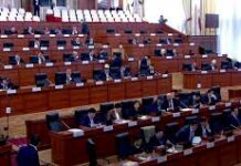 «Пенсияны татыктуу көтөрө албайбыз» Депутат Соцфонддун жетекчисин сындады