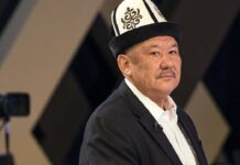 Саясатчы Азимбек Бекназаровдун камактагы мөөнөтү 2-январга чейин узартылды
