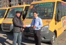 В регионы Кыргызстана передали 100 школьных автобусов