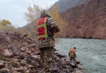 Поиски пропавших отца и сына в Джумгале продолжаются