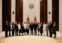 Садыр Жапаров наградил лучших учителей и воспитателей года