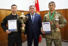 Ташиев жекеме-жеке уруш боюнча эл аралык мелдешке катышкан УКМКнын кызматкерлери менен жолукту