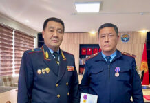 На Иссык-Куле наградили милиционера за спасение детей из горящего дома