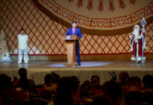 В Бишкеке для детей из неблагополучных семей устроили новогоднее мероприятие