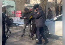 Журналисты «Азаттык» снимали митинг родных арестантов СИЗО-1. Их доставили в милицию