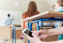 В школах Кыргызстана планируют запретить использование мобильных телефонов