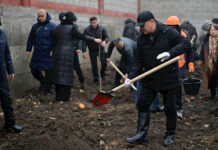 Камчыбек Ташиев пришел в школу-интернат в Оше, где учился, и посадил деревья